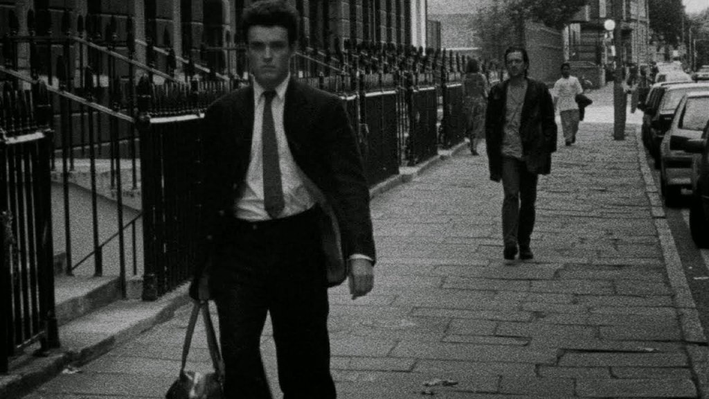 Following, 1998 
Дебютният филм на Нолан. Черно-белият криминален noir следва сложна, нехронологична сюжетна линия, която обаче е така майсторски изградена, че зрителят забравя за това и напълно се потапя в историята. А актьорите са безупречни. Алекс