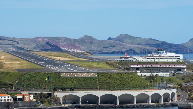 Мадейра, Португалия

Летището на ваканционния остров е известно с трудните си за кацане условия. Понякога дори се случва самолетът просто да не кацне. Летището е близо до висок хълм, което значи, че има турбуленция и резки промени в посоката и скоростта на вятъра при захода към пистата. Тя пък свършва в края на скала.
Маниаците по авиацията толкова обичат да наблюдават трудното кацане на това летище, че властите са направили платформа, от която да може да се наблюдава геройството на пилотите.