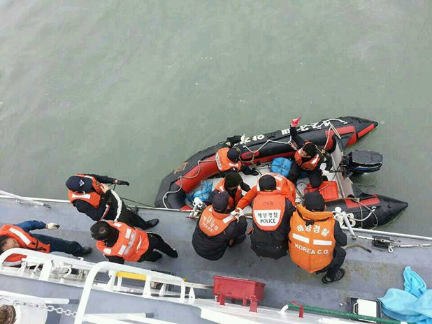 Ферибот с ученици потъна край Южна Корея