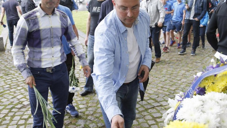 Асен Букарев (централен полузащитник) 
Юношата на ЦСКА имаше късмета да премине в Левски в момент, когато публиката бе доволна и не събличаше никого. Той прекара последните четири сезона от кариерата си на „Герена“, а днес е пмощник треньор на Митов. През годините често го гледахме и като гост коментатор по различни телевизии. В европохода на Левски записа 9 мача, но рядко бе титуляр.