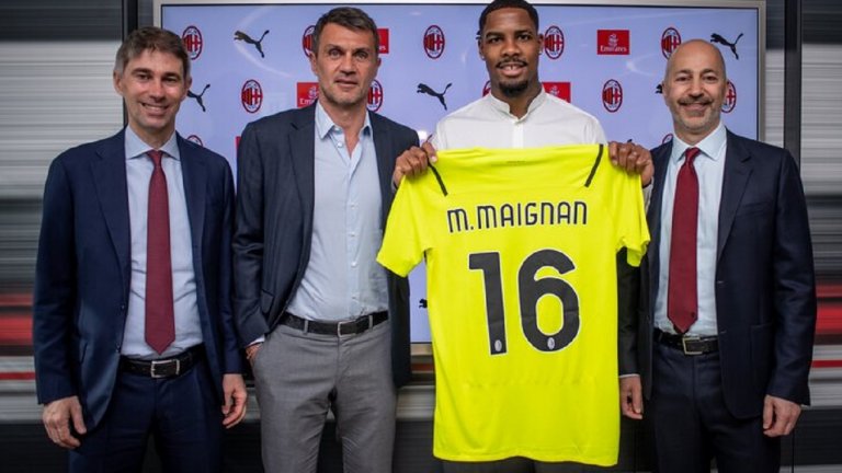 Фредерик Масара, Паоло Малдини и Иван Газидис при представянето на Майк Менян. "Росонерите" успяха да купят вратаря на шампиона на Франция - Лил, Майк Менян, който бе избран и за №1 на своя пост в Лига 1, за само 15 млн. евро. Така замениха тръгналия си без пари Джанлуиджи Донарума, а Менян се превърна в един от най-важните играчи на Милан, завършвайки втори пореден сезон с титла и наградата за вратар №1, но вече в Италия.