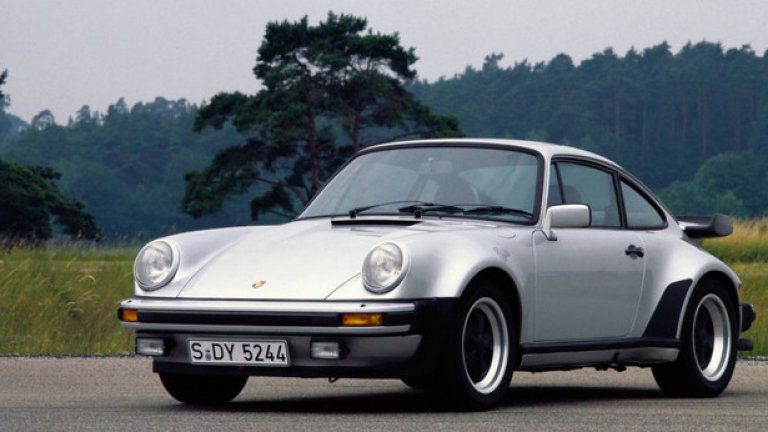 911 Turbo (1978)
Работният обем на мотора скача на 3,3 литра през 1978 година, а мощността вече е 296 конски сили. Моторът получава интеркулер, което пък налага промени в дизайна на задницата на колата, което придава незабравимите черти на 911 от края на 70-те години.