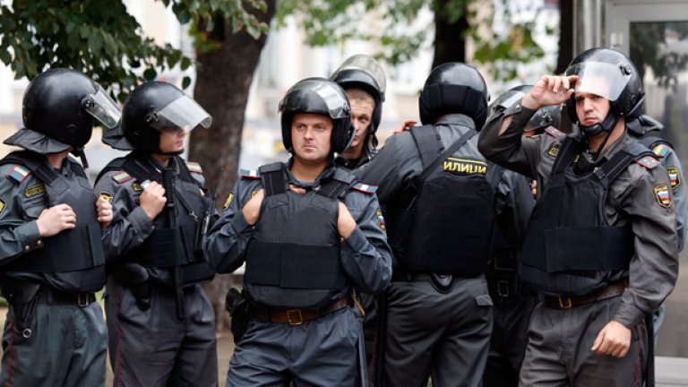Руската милиция, която ще се трансформира в полиция, се ползва с нисък рейтинг на обществено доверие...