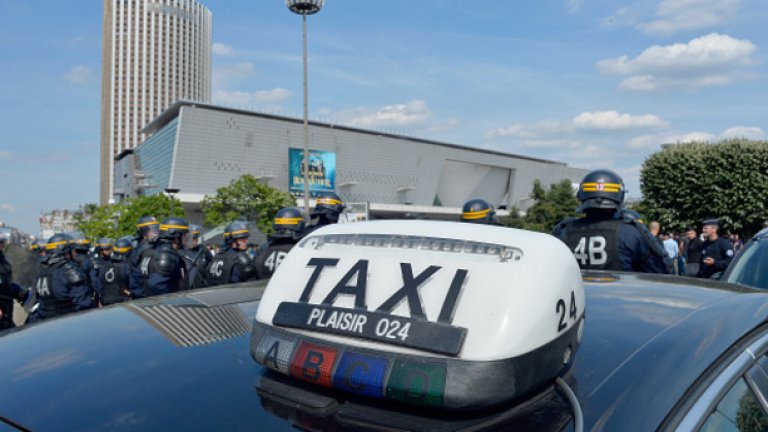 В цяла Франция са били унищожени 70 автомобила, изпълняващи услугата, а 10 души са арестувани