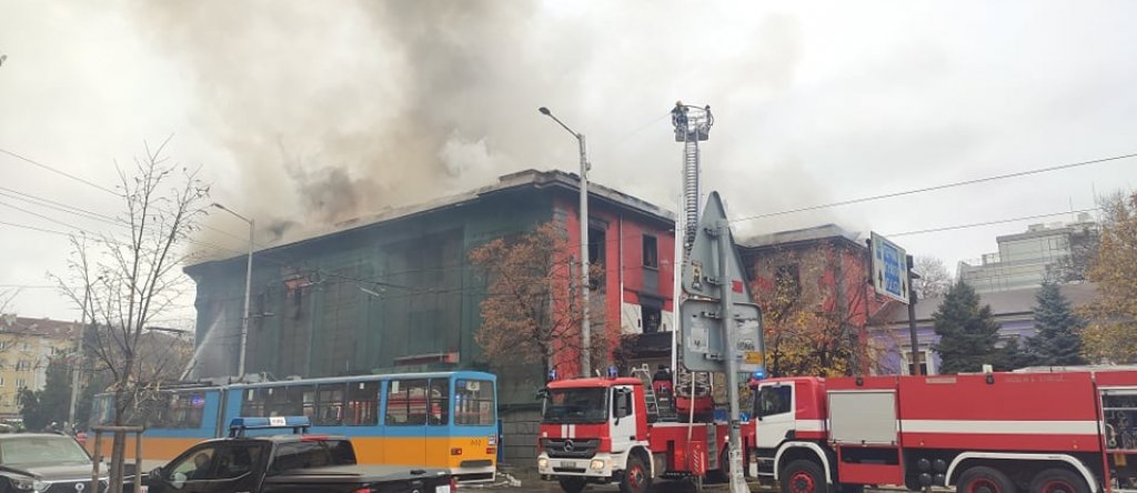 По първоначална информация пожарът е тръгнал от покрива на сградата, която е изоставена