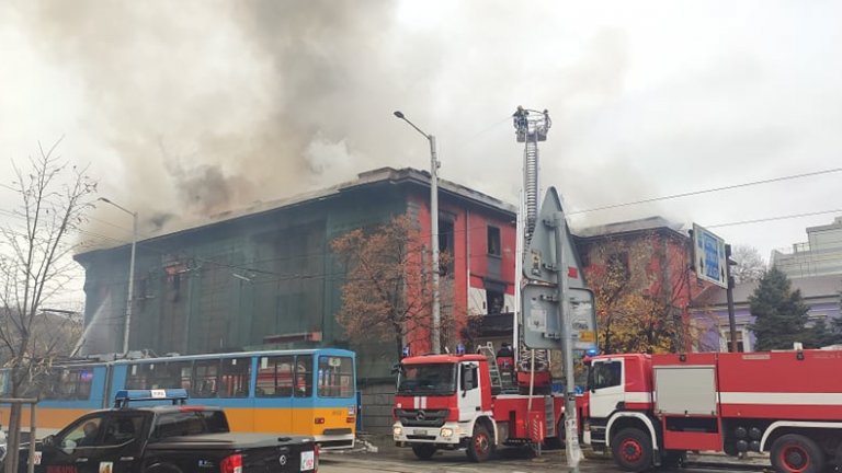 По първоначална информация пожарът е тръгнал от покрива на сградата, която е изоставена