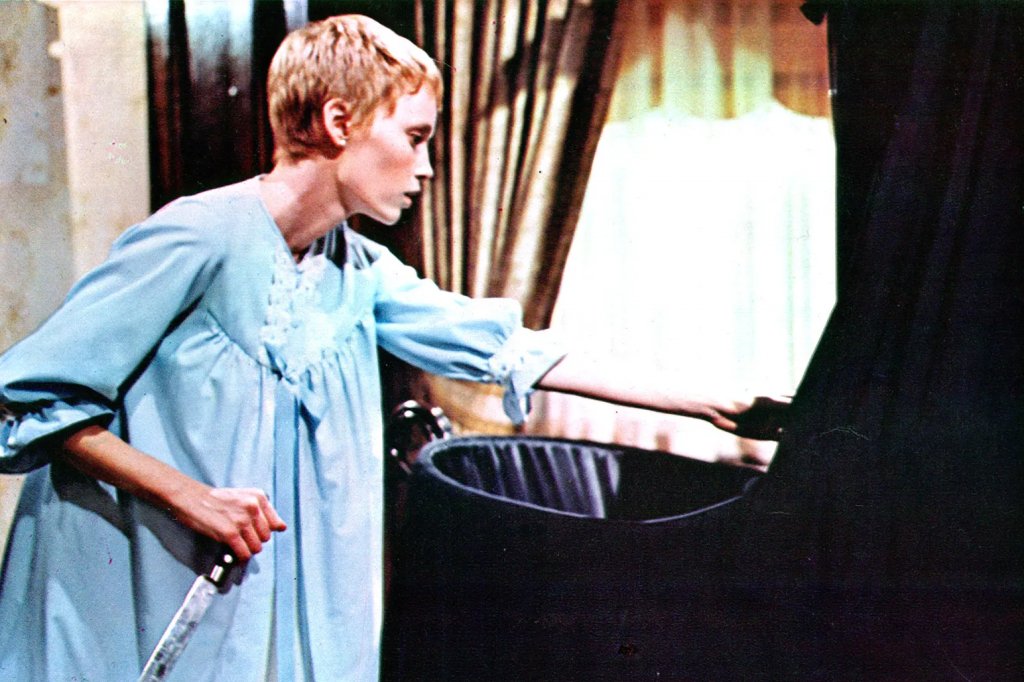 5. Rosemary's Baby / "Бебето на Розмари" - Роман Полански (1968 г.)
Филмите за Дявола и Антихриста не са нещо ново, но лентата на Роман Полански определено може да се определи като една от най-интимните в този специфичен поджанр на ужасите. Миа Фароу създава иконичен образ на Розмари - съпругата на амбициозен актьор, който сключва мрачна сделка със съседите си - поклонници на Сатаната.