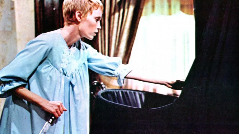 5. Rosemary's Baby / "Бебето на Розмари" - Роман Полански (1968 г.)
Филмите за Дявола и Антихриста не са нещо ново, но лентата на Роман Полански определено може да се определи като една от най-интимните в този специфичен поджанр на ужасите. Миа Фароу създава иконичен образ на Розмари - съпругата на амбициозен актьор, който сключва мрачна сделка със съседите си - поклонници на Сатаната.