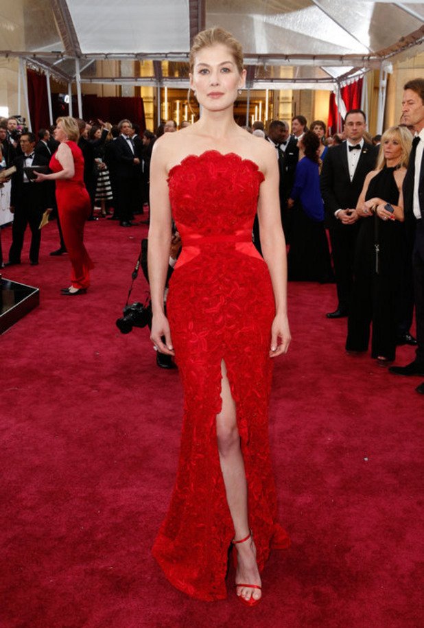 Актрисата Розамунд Пайк, която изигра главната роля в "Не казвай сбогом" носеше рокля на Givenchy