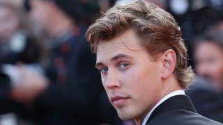 Превъплъщението в Краля на рока е докарало Остин Бътлър до ръба