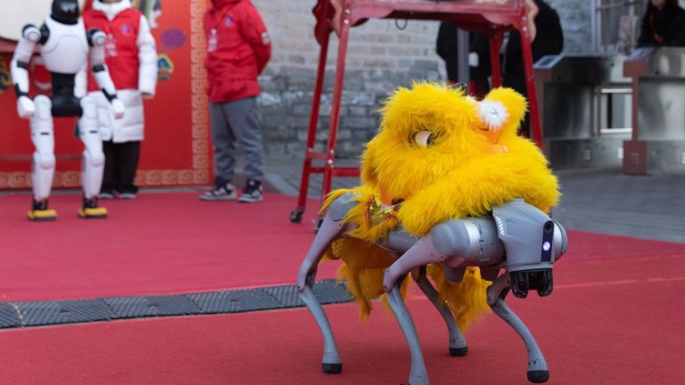 Китай посрещна Годината на Огнения кон (Снимки)