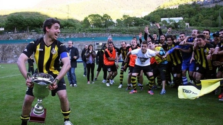 Срещу "червените дяволчета" се изправя Санта Колома от Андора. Тим, чието име в превод значи Свещените гълъби.