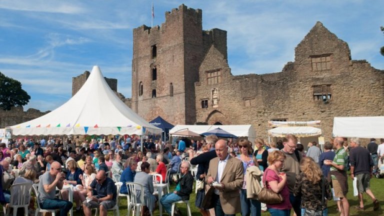 Ludlow Food Festival е локализиран в изумителния замък Лъдлоу в област, известна като Уелските мочурища. В продължение на 3 дни между 11 и 13 септември тук можете да опитате най-доброто от традиционната английска кухня