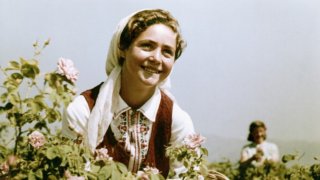 Ще стане в този ден майката, ще заметне пеньоара на баклавички и ще пусне вефа, за да чуе докъде е стигнал тоя нощ социалистическият подем, с колко петилетки водим Запада и колко е напреднала борбата с империализма