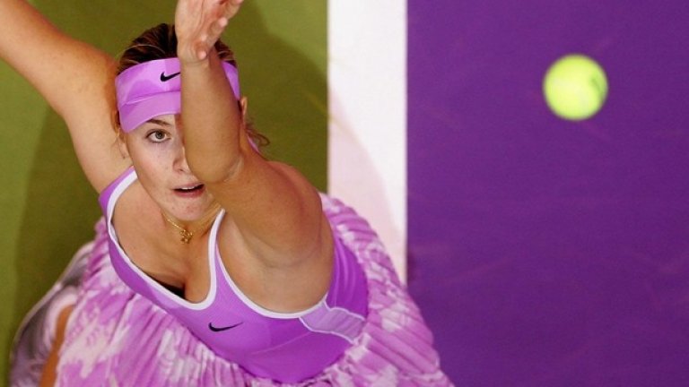 2006 г. Шарапова сервира срещу Ким Клайстерс на WTA Championships в Мадрид 