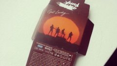 Опаковката е с емблематичната снимка на Daft Punk, Нийл Роджърс и Фарел Уилямс на фона на залязващото слънце