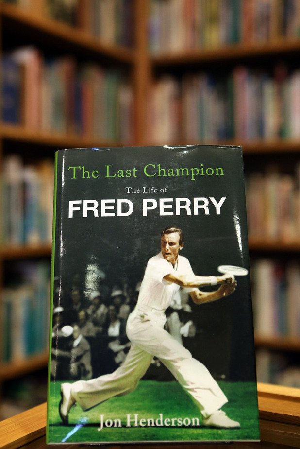 През 2012-а в Англия се появи биографията на Фред Пери, озаглавена "Последният шампион". Британците я изкупиха за седмици, та се наложи ново издаване. През 1936-а Пери бе спечелил "Уимбълдън" и от тогава страната-домакин чакаше свой първенец. По ирония на съдбата година по-късно макането свърши и Анди Мъри спечели турнира.