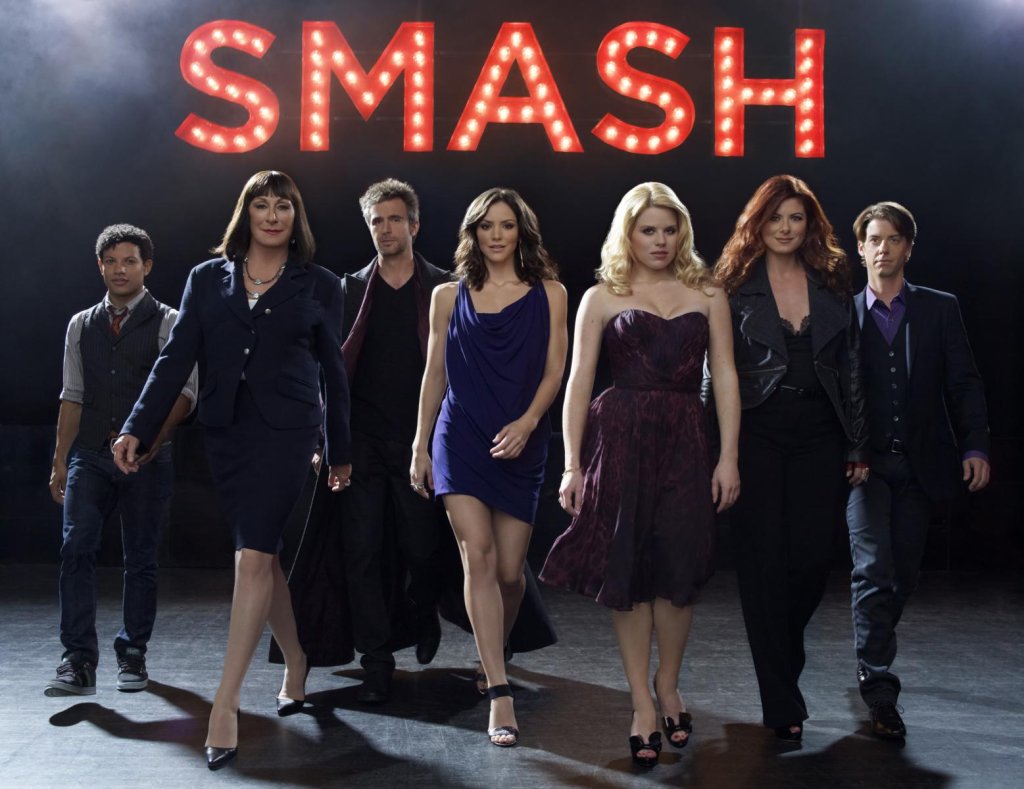 Smash 
„Не знам дали искам да правя такъв сериал или да живея в него“, беше написал един критик в Twitter, когато Smash излезе. Той беше ударен, модерен сериал за хора, които поставят мюзикъл за Мерилин Монро на Бродуей. Шоуто беше пищно, цветно, гъз