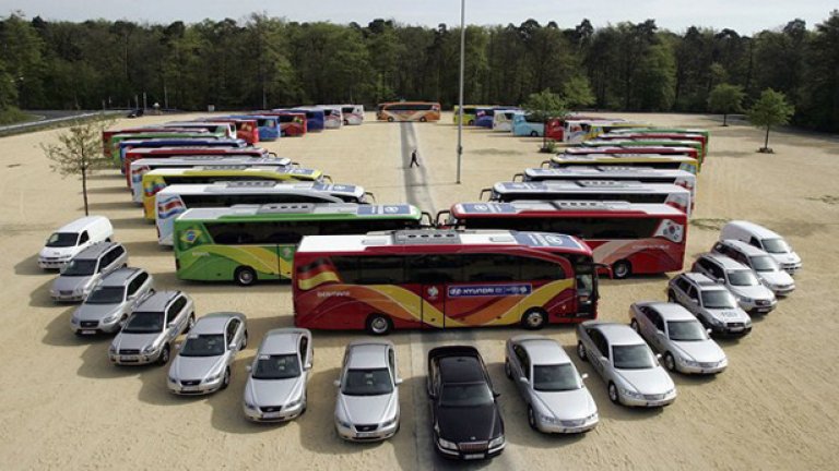 Целият автопарк на Евро 2016 е осигурен от него, но автобусите са несъмненото зрелище, оцветени и описани в лозунги.