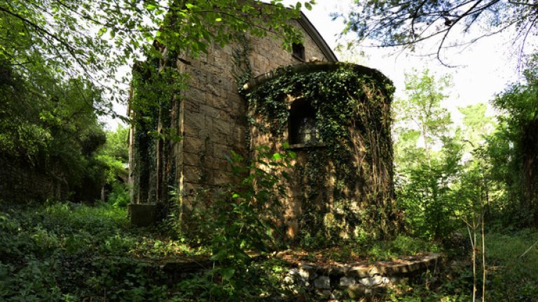 Апсидата на храма изпъква извън основната му сграда. В нея е разположен олтарът