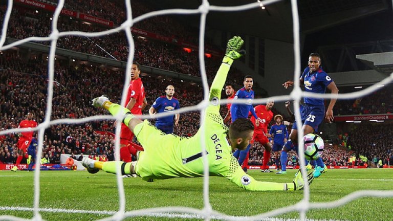 Бой в тунела на „Олд Трафорд“
Какво ли не е в състояние да предизвика една плюнка? Преди пет години на стадион „Олд Трафорд“ футболистите на Манчестър Юнайтед и Ливърпул си хвърлят здрав тупаник на почивката в голямото дерби на Мърсисайд. Причината? На прибиране в тунела някой от гостите наплюва вратаря на Юнайтед Давид де Хеа. Това отключва гнева на играчите от двата отбора, които устройват голямо сбиване, наложило намесата на полицията. 
"Де Хеа вървеше по коридора и остана изключително шокиран, когато усети, че някой го наплю. Това вбеси играчите на Юнайтед, а тези на Ливърпул не им останаха длъжни и мелето бе факт“, свидетелства очевидец пред английската преса. В крайна сметка Юнайтед печели с 2:1, но страстите от наплюването не са отшумели и след финалния сигнал. В тунела нападателят на Ливърпул Крейг Белами влиза в саморазправа с един от шефовете на охраната на "Олд Трафорд".