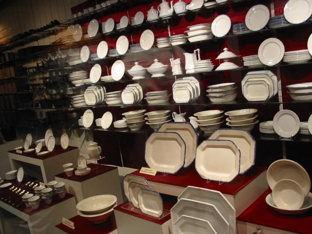 Dishes_Arabia_Steamboat_Museum