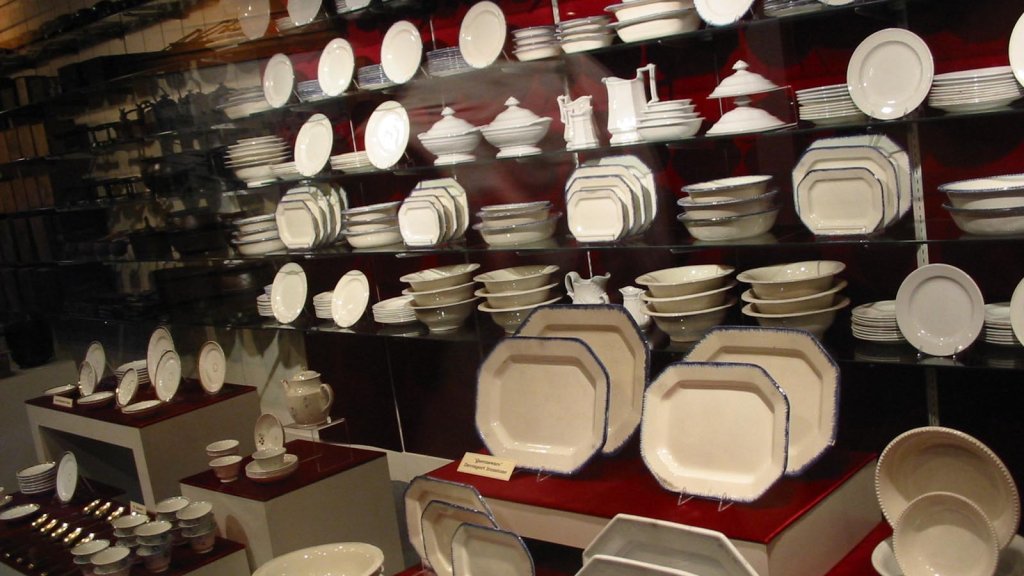 Dishes_Arabia_Steamboat_Museum