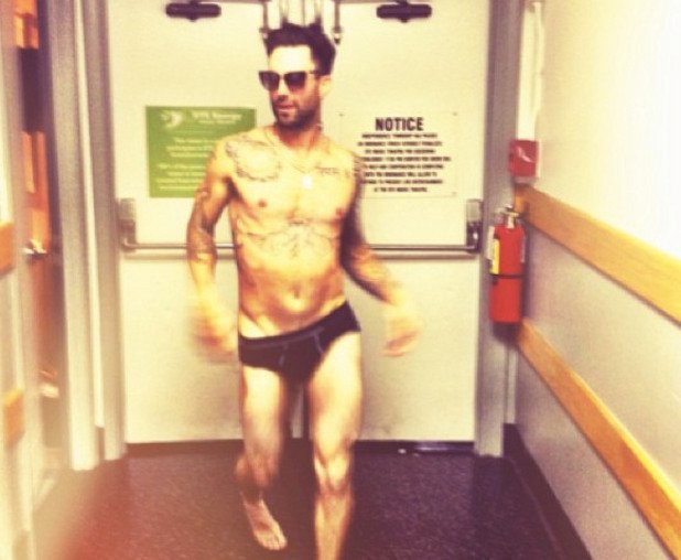 Годеницата на Адам Левин от Maroon 5 се похвали с него чрез тази снимка в Инстаграм