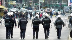 Македония обяви национален траур, след като поне шест полицейски служители са убити, а над 30 са ранени при операжия срещу терористична група в македонския град Куманово