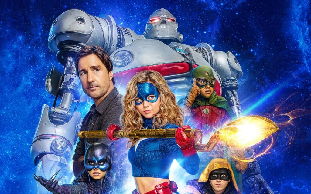 "Старгърл" (Stargirl)
Гледаме: HBO Go
Премиера: 20 май
Епизоди: 13 (за момента)
Поредният супергеройски сериал на CW, след вече добре познатите Arrow, The Flash, Batwoman и всички останали. В случая този е ориентиран към по-младата аудитория. В центъра на историята е гимназистката Кортни, която открива космически жезъл с невероятна мощ, а освен това разбира, че доведеният ѝ баща (Люк Уилсън) някога е бил партньор на супергерой. Всичко това я вдъхновява да се превърне в лицето на ново поколение от герои, които да се изправят срещу злодеите, обединени под името Injustice Society. С подобна история няма основание да се надяваме на дълбока история ала "Жокера", но има шанс Stargirl поне да е взел по-добрите страни на другите супергеройски сериали на DC и CW.