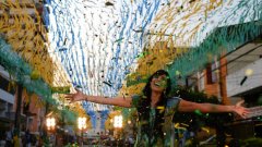 17-годишната певица Фернанда Брум се разхожда по украсена в жълто и зелено улица на Рио по време на снимките на клипа към парче, посветено на Мондиала.