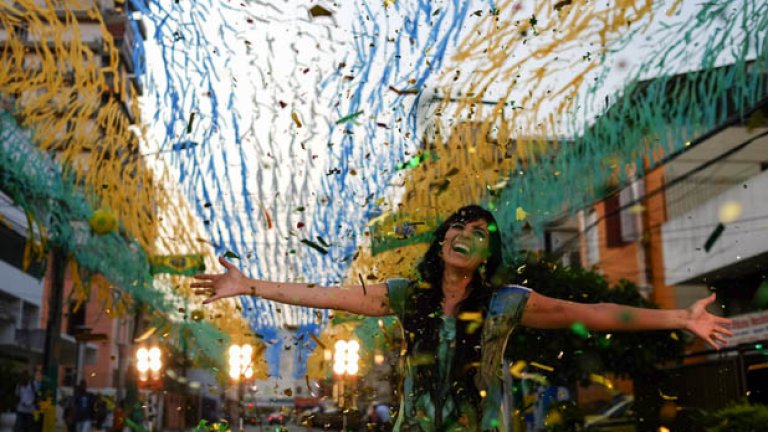 17-годишната певица Фернанда Брум се разхожда по украсена в жълто и зелено улица на Рио по време на снимките на клипа към парче, посветено на Мондиала.