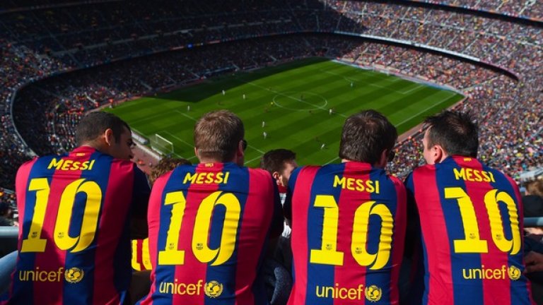 Днес светът, а и - както се вижда от тази снимка - "Камп ноу", имат един футболен Бог.