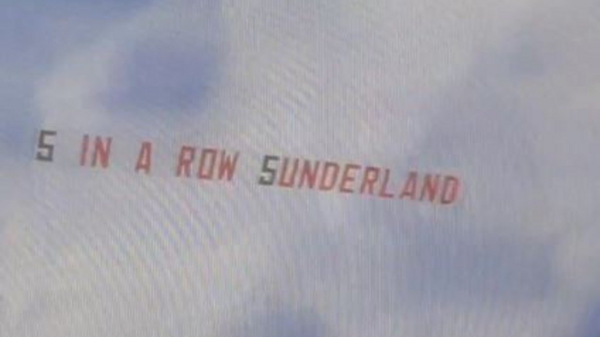 Април 2015: “5 In A Row 5underland”
Съндърланд влезе в страхотна серия в североизточното дерби с Нюкасъл и припомни това на "свраките" с банер, на който името на отбора бе изписано като "5underland".