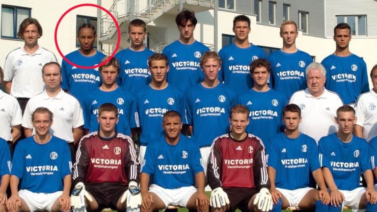 Хиани Камба е очертаният в червено футболист. Вратарят долу вдясно пък е Мануел Нойер, който впоследствие ще се превърне в легенда на Байерн Мюнхен и националния отбор на Германия.