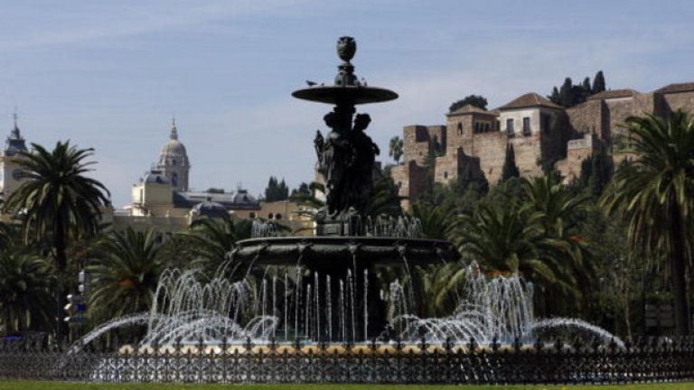 Малага, Испания  
 Малага се намира в южната провинция Андалусия, което веднага светва лампата за страстното танго, маврите, циганските китари и невероятната ислямска архитектура. Залив на Средиземно море, връзка между Европа и Азия, естествена защита от планини – това са причините Малага да е един от най-древните градове в Европа.
 Дворецът на маврите Алказаба (11 век) е впечатляващ и ви трябва поне един ден, за да разгледате уникалната дърворезба и архитектура, издигнати на мястото на финикийски дворец и древноримски руини.
 Ако ислямските дворци не са ви достатъчни, посетете музея на Пикасо с над 200 творби на великия художник, защото Малага е родният му град, руският държавен музей или френския център „Пампиду“. 
 Традиционният чар на Малага се допълва от морската храна, виното, а възможностите за плаж са невероятни.