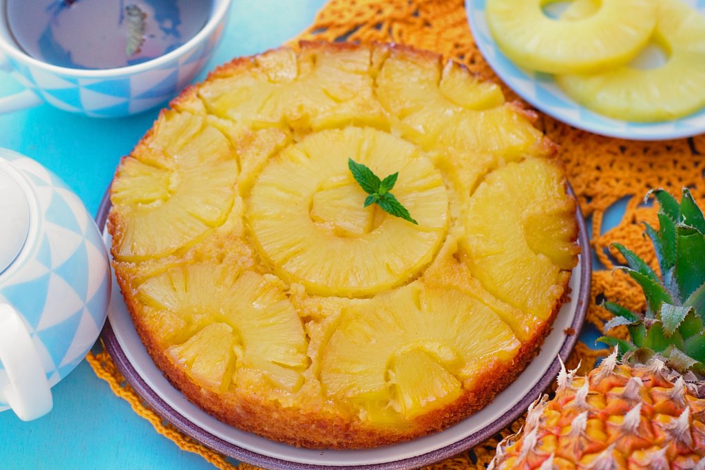 Обърнат сладкиш с ананасУчудващо, но в този впечатляващ сладкиш няма и лъжичка пшенично брашно. За основа нареждаме на дъното на форма за печене няколко шайби ананас от консерва, докато покрием добре. В тенджера разтопяваме 3 супени лъжици мед със супена лъжица масло. 

При непрекъснато бъркане добавяме чаша бадемово брашно или чаша фино смлени овесени ядки, лъжичка бакпулвер, едно яйце и щипка сол. Бъркаме до хомогенна смес и изсипваме върху ананасите. Печем в загрята на 180 градуса фурна до златисто, обръщаме сладкиша и го сервираме добре охладен.