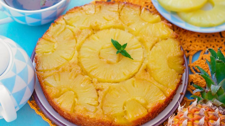 Обърнат сладкиш с ананасУчудващо, но в този впечатляващ сладкиш няма и лъжичка пшенично брашно. За основа нареждаме на дъното на форма за печене няколко шайби ананас от консерва, докато покрием добре. В тенджера разтопяваме 3 супени лъжици мед със супена лъжица масло. 

При непрекъснато бъркане добавяме чаша бадемово брашно или чаша фино смлени овесени ядки, лъжичка бакпулвер, едно яйце и щипка сол. Бъркаме до хомогенна смес и изсипваме върху ананасите. Печем в загрята на 180 градуса фурна до златисто, обръщаме сладкиша и го сервираме добре охладен.