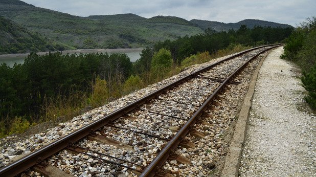 Пътечката преминава през малка борова гора и пресича железопътните релси по линията Кърджали-Димитровград