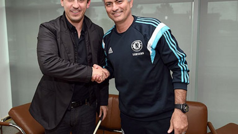 Невил с Жозе Моуриньо. Гари може да поиска съвет от Специалния по всяко време, в отлични отношения са.