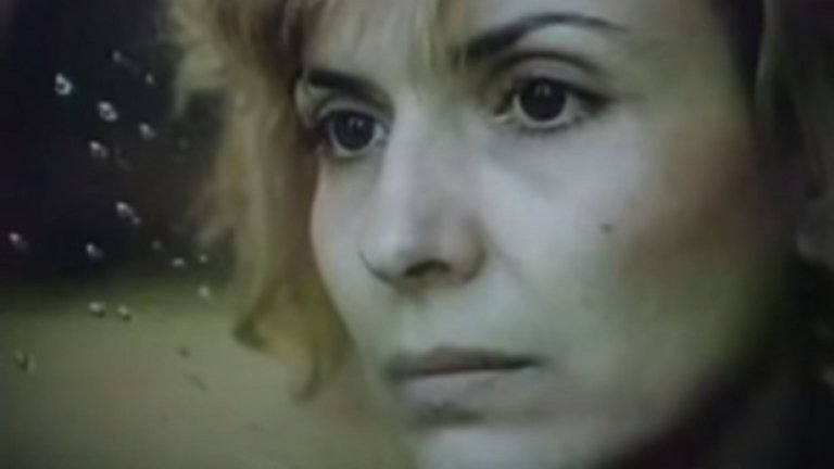 Надценен: Мадам Бовари от Сливен (1991), 57 място
Самото присъствие на този филм в класацията е достатъчно необяснимо, но 57-ото място вече си изглежда като гавра на фона на класиките, останали зад него. Историята за скучаеща млада жена от Сливен, която така и не може да намери мъжа на живота си, изглежда твърде остаряла от днешна гледна точка и любовта на зрителите към главната актриса Ели Скорчева не може да компенсира това.
