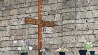 Кръстът на гроба е изтръгнат и парче от него е отчупено