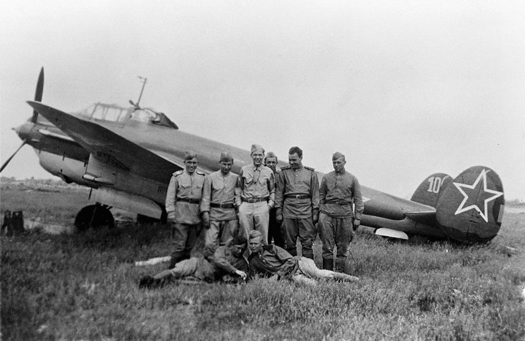 1280px-Petlyakov_Pe-2_at_Poltava,_Russia