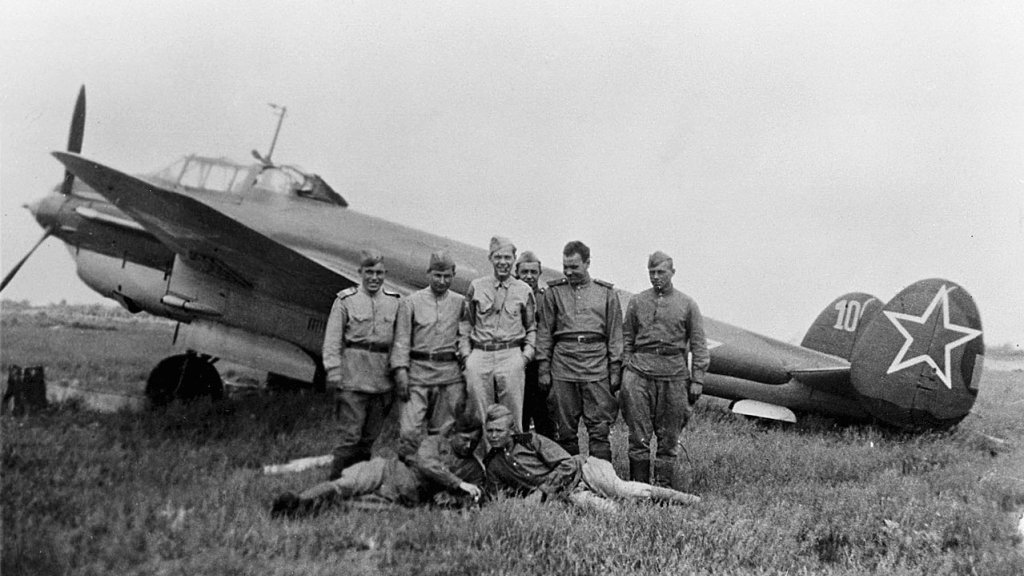1280px-Petlyakov_Pe-2_at_Poltava,_Russia