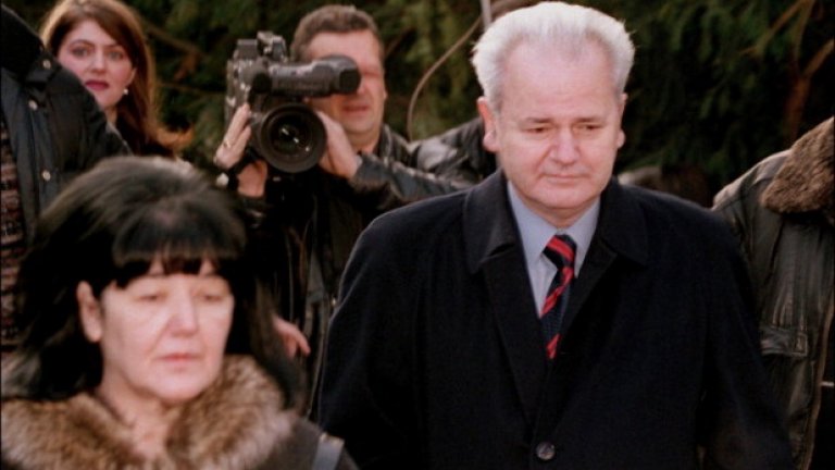 Слободан Милошевич  
 Сръбският президент, когото историята помни с кървавите етнически война при разпада на Югославия. Той бе предаден на Международния военен трибунал в Хага, където отговаря за престъпления срещу човечеството и етническо прочистване заради кланетата в Босна и Херцеговина.
 Също така обаче, Милошевич е обвинен и в злоупотреба с 2.1 милиарда долара правителствени пари. Първото такова обвинение срещу него е от 2001-ва година и започва в Белград – за служебни и финансови злоупотреби. По това време той губи президентските избори от Воислав Кощуница, но отказва да приеме поражението. 
 Милошевич не дочака присъдата, защото почина през 2006-та година в Хага. Той винаги е отричал всички обвинения срещу него.