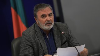 Според доц. Ангел Кунчев пет от общо 12 положителни проби са на ваксинирани хора