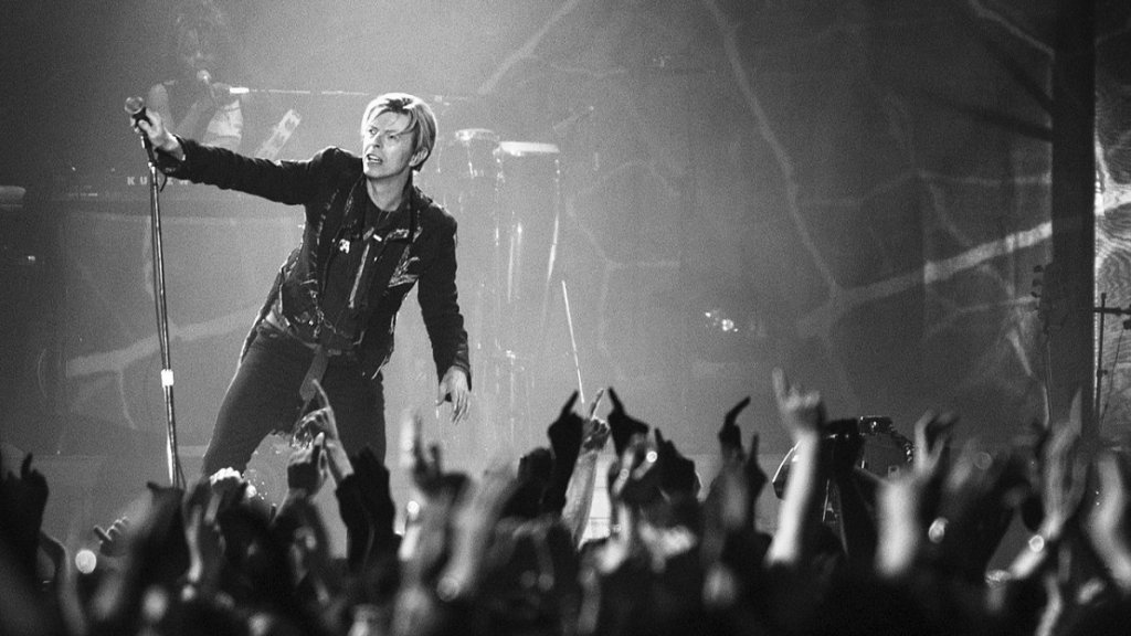 1280px-David_Bowie_135687113-1108x886
