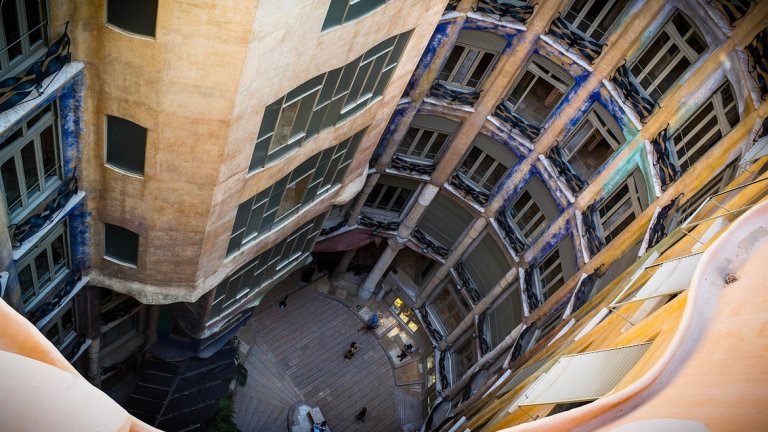 Вълнистата фасада на сградата се оказва достатъчно необичайна за началото на миналия век, че да предизвика недоволството на някои барселонци, от които идва и прякора "Ла Педрера". Ето, че макар и популярен и възхваляван днес, Гауди не винаги е бил любимец на другите каталунци.