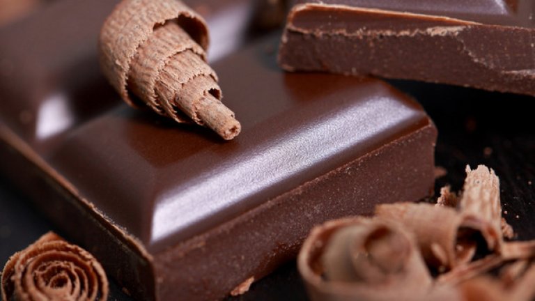 Черен шоколад
След като сте се включили към идеята да спортувате за здраве, заслужавате поне едно поощрение за вашите усилия. Шоколадът съдържа мощни антиоксиданти, наречени флавоноли, които могат да стимулират здравето на сърцето. Скорошен тест показа, че група от футболисти са показали по-ниски нива на кръвно налягане и на общ холестерол само след две седмици консумация на шоколад всеки ден. Други изследвания показват, че шоколадовите флавоноли намаляват риска от потенциални кръвни съсиреци. Но тук трябва да обърнем внимание на вида шоколад – не какъв да е а черен. Не заради друго, а защото той съдържа повече флавоноли от млечния шоколад. Освен това, начинът по който се обработват какаовите зърна може да повлияе на ефикасността на флавоноли. 
Как да ги ядем: Освен очевидния начин (белиш опаковката и започваш!), тъмен шоколад може да комбинирате с плодове за още по-голям антиоксидантен удар. Само следете на калориите! Купувате шоколад на малки опаковки за да се самоконтролирате.