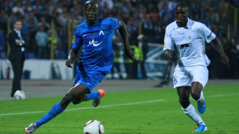 Гара Дембеле – 2,3 милиона евро
Само за един сезон в Левски Гара Дембеле успя да постави невиждани и нечувани рекорди: изигра 39 мача, вкара 37 гола, замеси се и в серия пиянски скандали, арестуван е да шофира с алкохол в кръвта (1.64 промила) и с фалшива шофьорска книжка, за което получава осем месеца условна присъда. Истински звяр на терена и извън него, Дембеле спечелва сърцата на запалянковците. Затова продажбата му в германския Фрайбург срещу 2,3 милиона евро през лятото на 2011 г. е приета с тъга на „Герена”. Оттогава „сините” все не могат да намерят такъв бомбардировач като Дембеле. А самият той бързо изчезна от футболната карта.